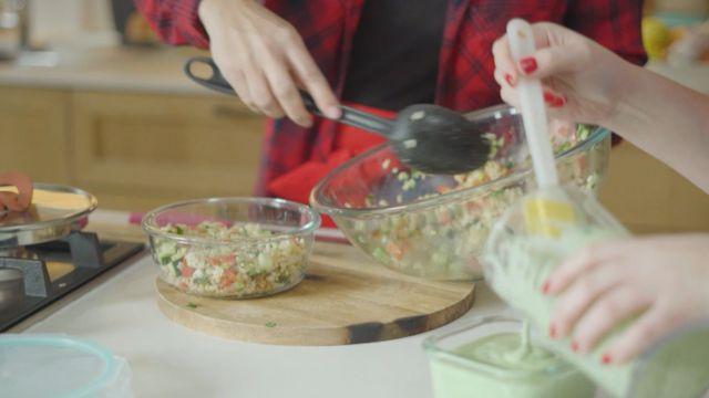 Connie Achurra preparando una ensaladita tipo taboulé con arroz integral y salsa especial.