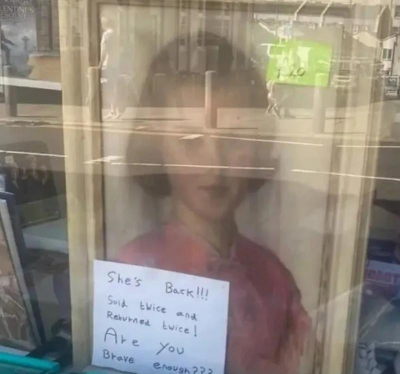 Cuadro de niña "poseído" en venta