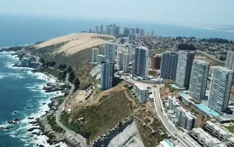 Federico Sánchez y Marcelo Comparini visitando las dunas de Concón.
