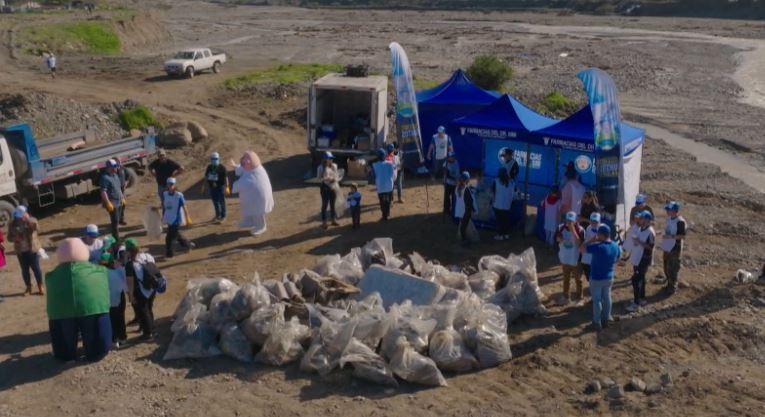 "SuperBee" limpiando los alrededores de Río Clarillo