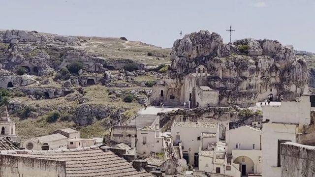 María Gracia Subercaseaux visitando la Iglesia Santa María de Idris en Matera.