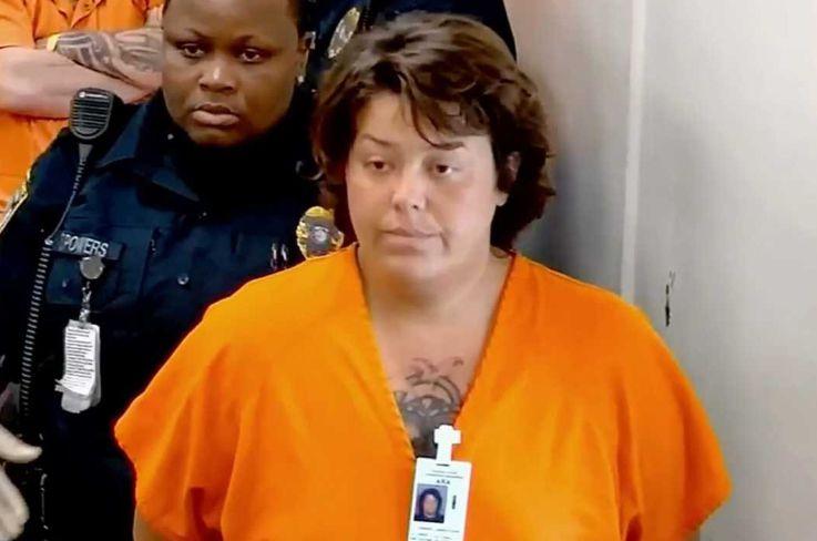 Jasmin Kennedy arrestada con traje naranja