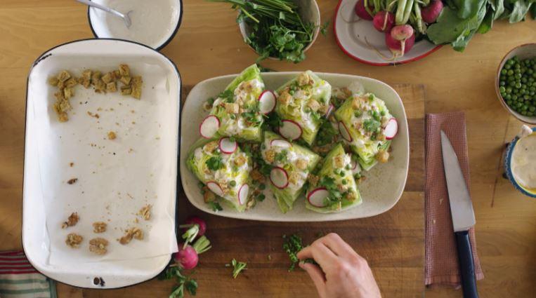 Matías Arteaga preparó una ensalada de lechuga en cuñas con un aderezo de queso azul.
