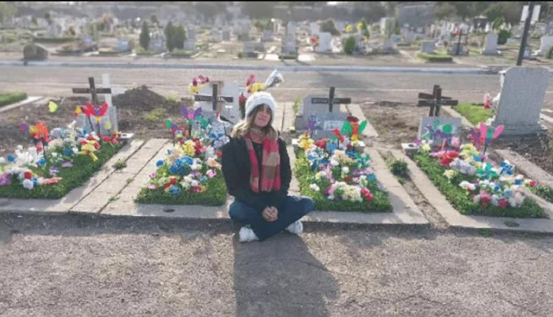 Pamela Nisi en el cementerio