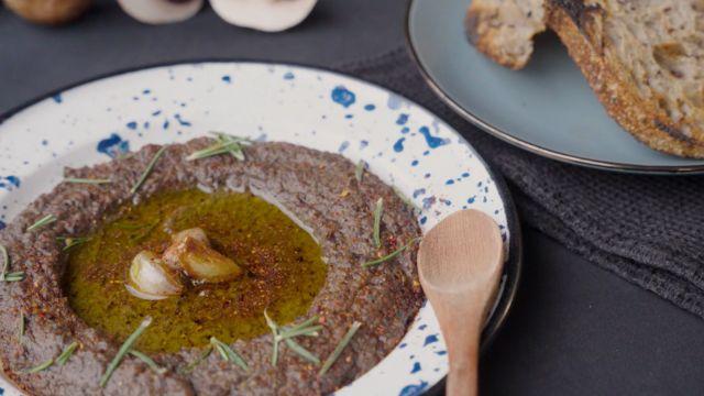 Matías Arteaga preparó un paté de hongos París.