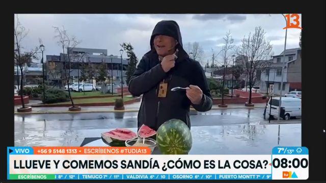 José Luis Repenning celebra su cumpleaños comiendo sandía en medio de la lluvia