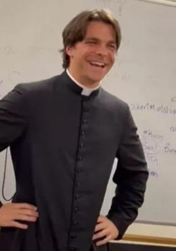 Alex Crow, sacerdote acusado