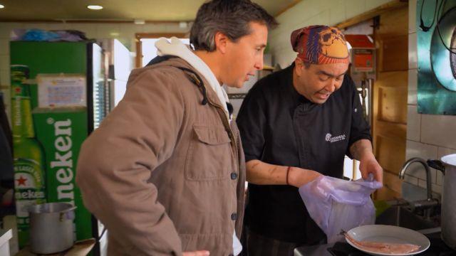 Gonzalo Ávila, cocinero de Restaurante Costanera, preparó exquisitas recetas con merluza.