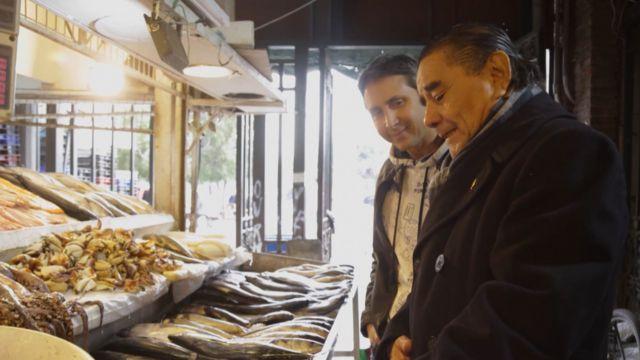 Tomás Vigneaux junto a Coco Pacheco en el Mercado Central.