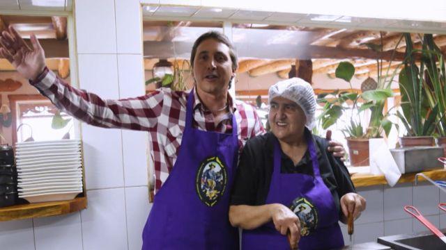 Tomás Vigneaux junto a doña Ofrecinia Pizarro, más conocida como Nina, cocinera de Don Saturnino.