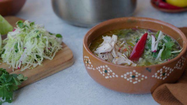 Matías Arteaga cocinó una sopa picante de pollo y lechuga.