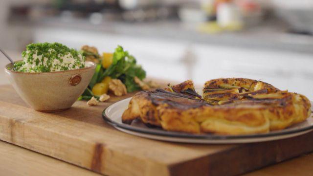 Tarta de miso y puerro con queso de cabra y ensalada de rúcula.