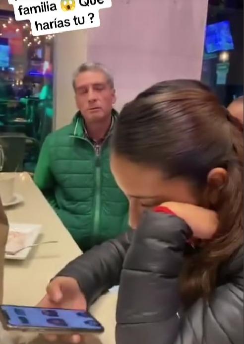 Hombre invitó a comer a una joven, y ella llevó a toda su familia
