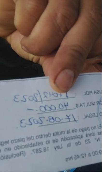 ¡Una locura! Chofer denuncia que fue multado por abrir puertas traseras para una silla de ruedas