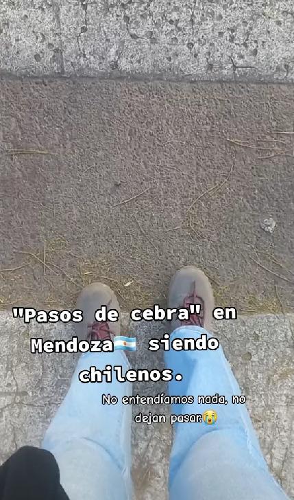 Chilena en Argentina quedó impactada al no poder cruzar en paso peatonal