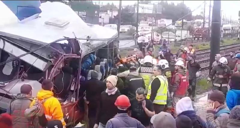 Impactante: las primeras imágenes del fatal choque entre un tren y microbus que dejó 6 fallecidos
