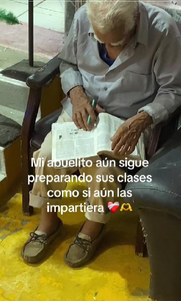 Profesor de edad avanzada sigue preparando sus clases a pesar de estar jubilado