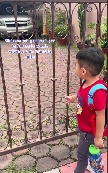 Video de niño buscando a su abuelita en funeraria donde fue velada conmueve en redes