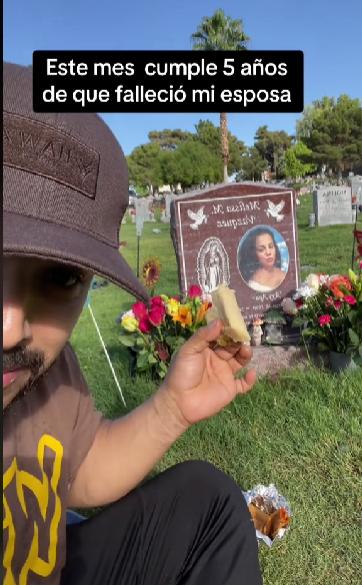 Hombre conmueve tras visitar tumba de su esposa para desayunar