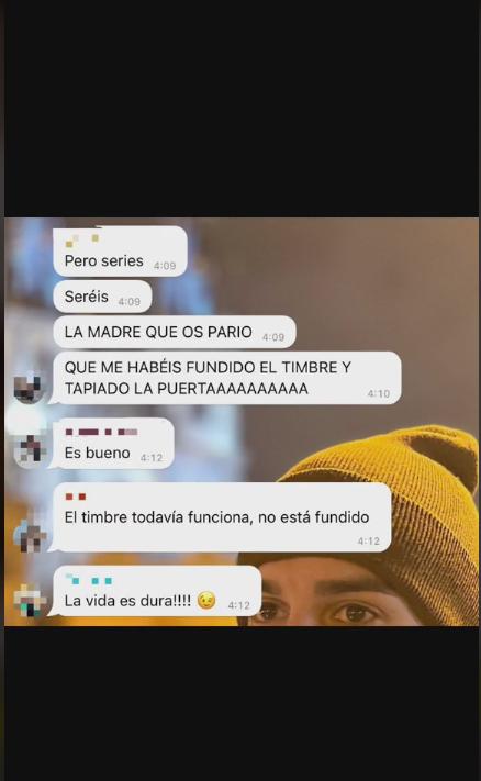 Jóvenes colocaron ladrillos en la puerta de su amiga para impedir que se case