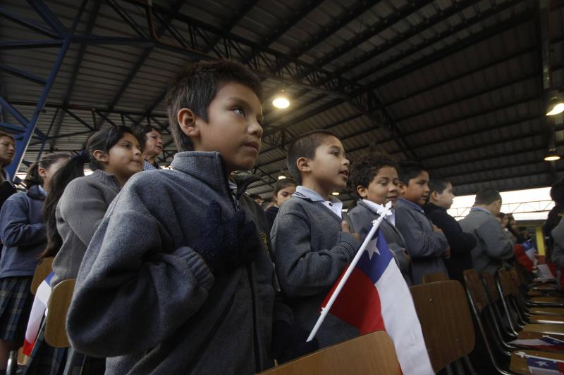 ¿Colegios tendrán por obligación cantar el himno nacional e izar la bandera chilena?