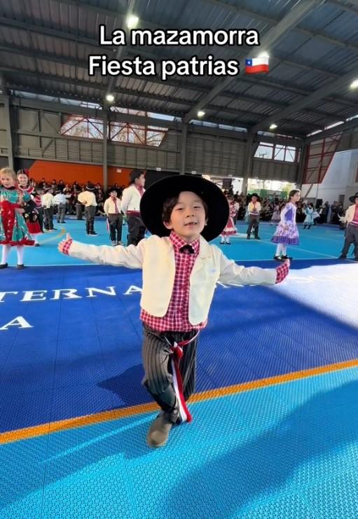 Niño coreano se hace viral bailando La Mazamorra en la celebración de Fiestas Patrias de su colegio