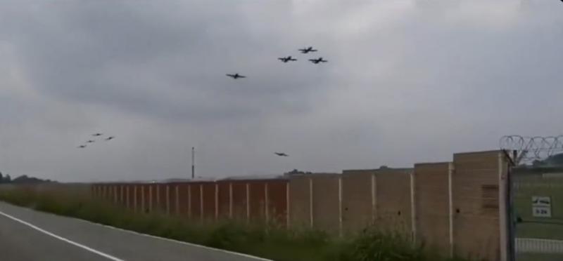 Avión militar acrobático se estrella y provoca la muerte de una menor de cinco años