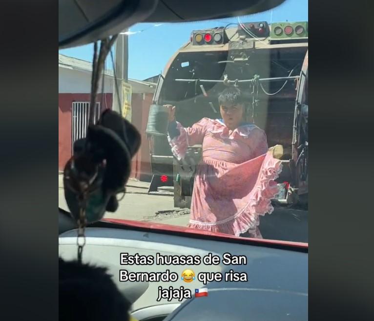 Espíritu dieciochero: Recolectores de basura sorprenden al vestirse con trajes de huasa