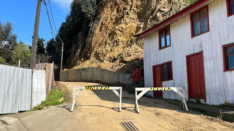 Derrumbe en cerro de Lebu: Casi arrastra una vivienda. Municipalidad Lebu