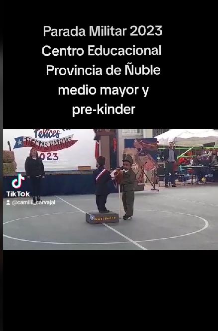 Con auto presidencial incluido: Niños de pre-kinder crearon su propia Parada Militar