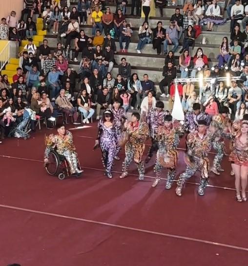 Joven con movilidad reducida es aplaudido tras bailar caporal en Fiestas Patrias