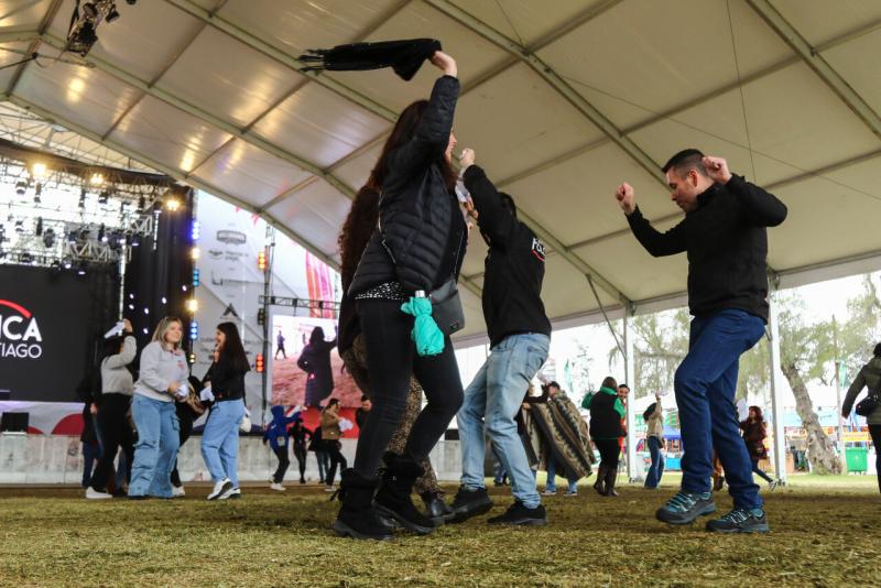 ¿Ya es tradición?: Todos bailan al ritmo de Proyecto Uno en Fonda de Rancagua - Agencia Uno