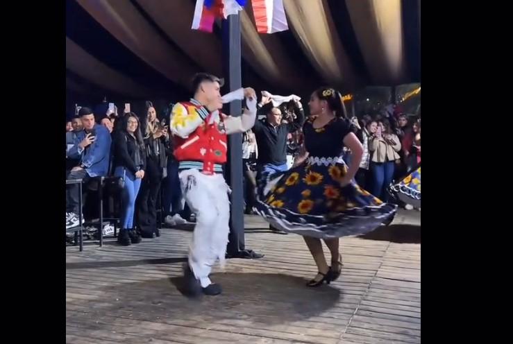 Cantante nacional sorprende con pie de cueca