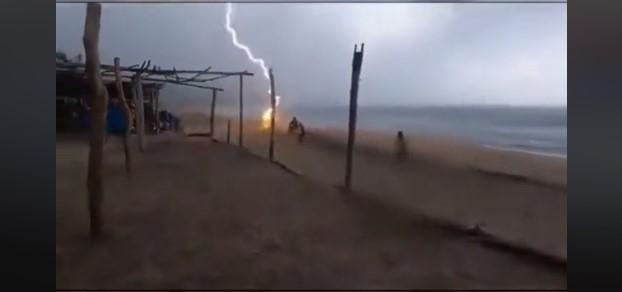 Trágico momento en que rayo cae sobre dos personas en playa de México