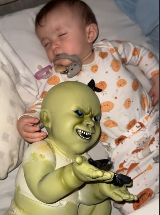 Bebé se hace viral por su reacción a monstruoso muñeco