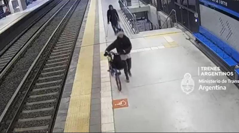 Hombre con muletas agrede sexualmente a mujer