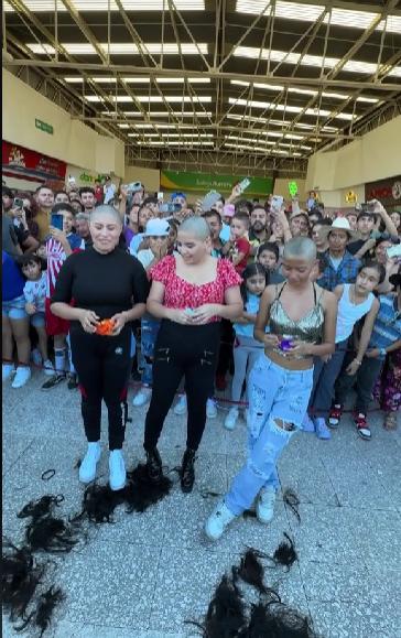 Mujer rompe en llanto por no ganar un iPhone 15 después de raparse