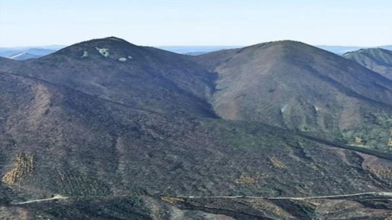 Montaña partida en dos por meteorito