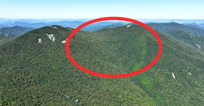 Montaña partida en dos por meteorito