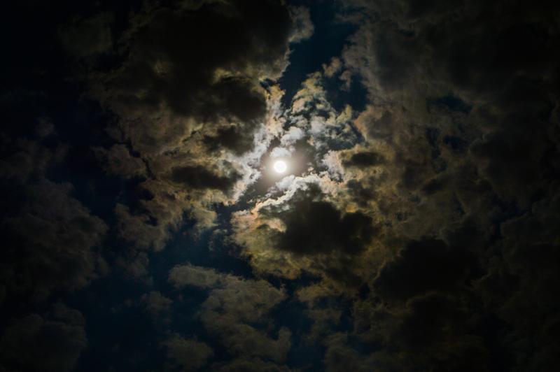 Luna llena y nubes