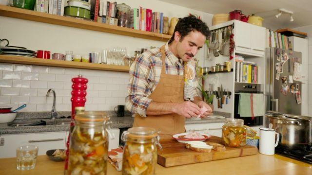 Matías Arteaga cocinando en "El Ingrediente"