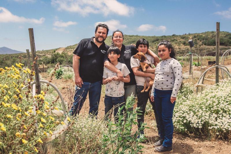 Familia destaca por granja sustentable