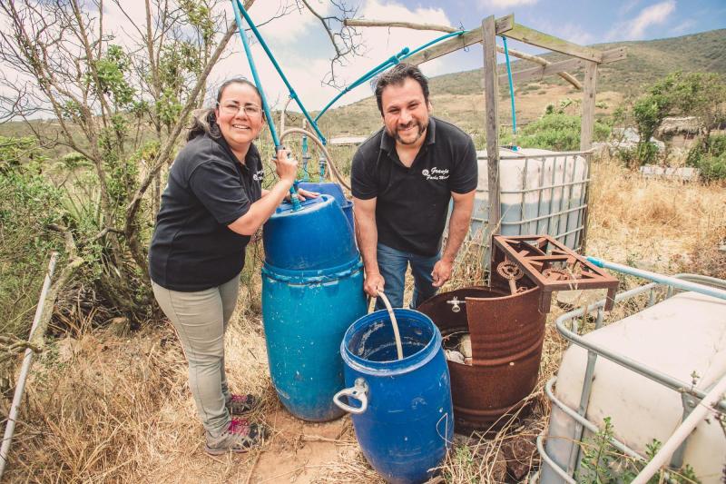 Familia destaca por granja sustentable