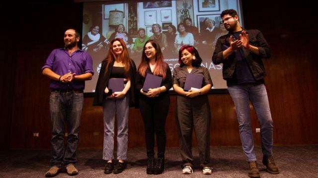 Roberto Riveros, director de “Las Dawsonianas”, junto a ex estudiantes UCEN que realizaron el documental.