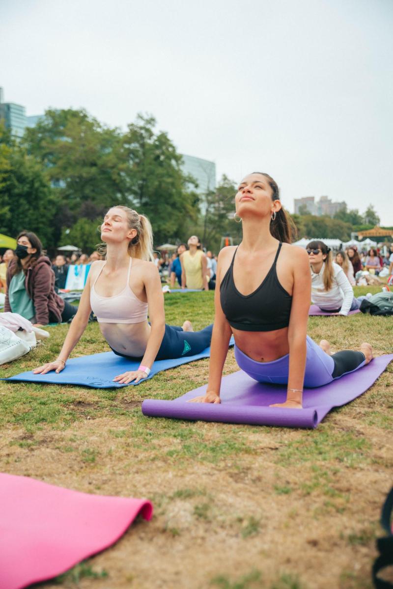 Practicantes de yoga en Wanderlust