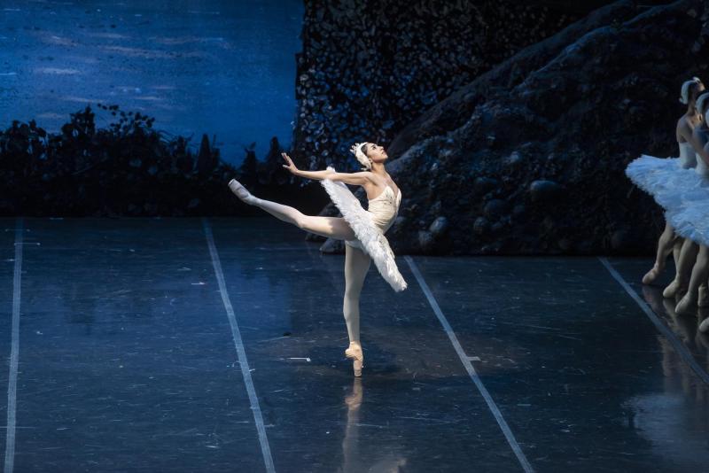Primera bailarina de la Ópera de París protagoniza “El lago de los cisnes” en el Municipal de Santiago