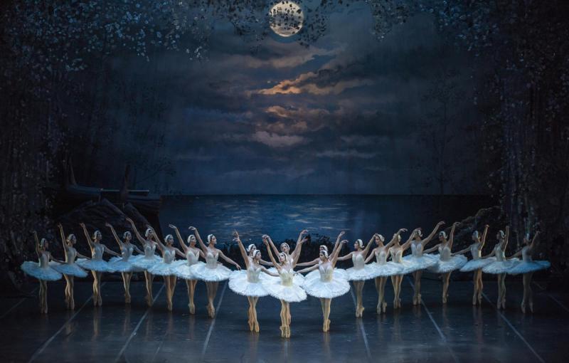 Primera bailarina de la Ópera de París protagoniza “El lago de los cisnes” en el Municipal de Santiago