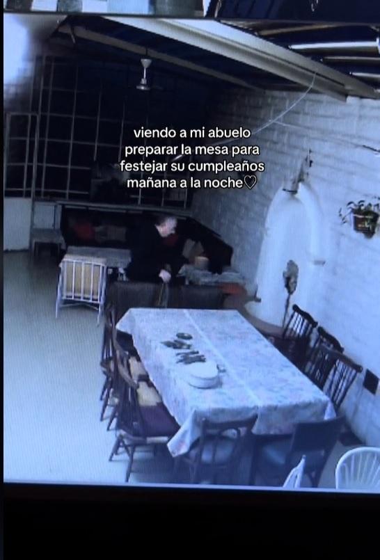 Video de adulto mayor preparando la mesa para festejar su cumpleaños conmueve en redes