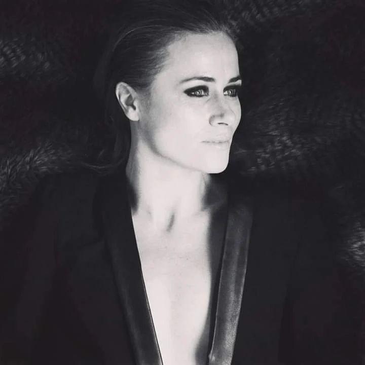 Amaya Forch hace reflexión con elegante destape