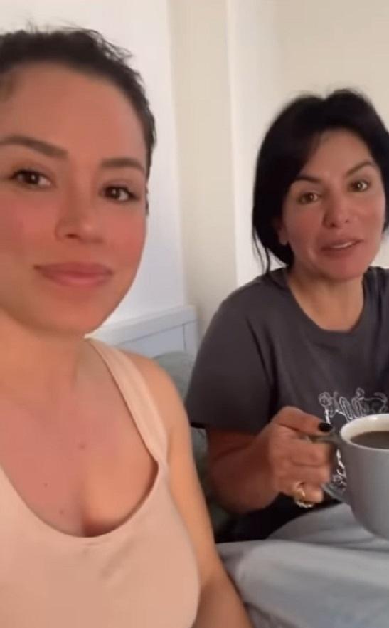 Angie Alvarado apareció en pijama con su madre en las imágenes